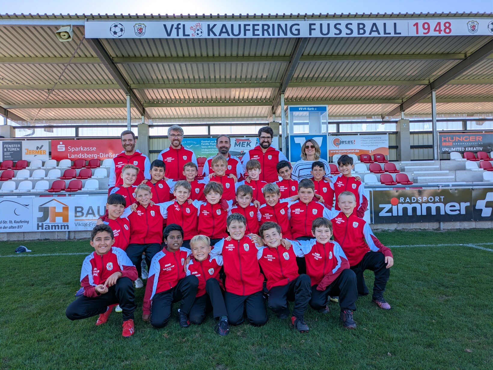 Neue Trainingsanzüge für die U10 des VfL Kaufering